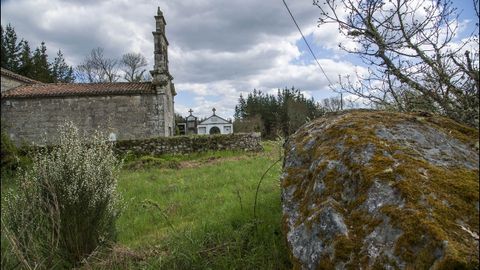 La iglesia de San Xuli�n y, en primer t�rmino, un pe�asco con petroglifos