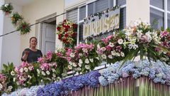 Balc�n decorado por la presidenta de la Asociaci�n Alfombras Florais, Teresa Mu��os (en la imagen)