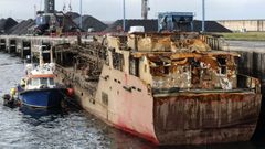 Vista del buque Nehir en el puerto de El Musel, en Gijon
