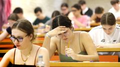 Estudantes no primeiro d�a de exames da PAU en Galicia.