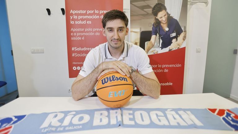 Aleksa Ilic en su presentaci&oacute;n como jugador del R&iacute;o Breog&aacute;n