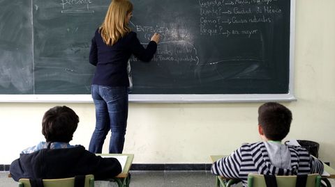 Imagen de archivo de una profesora de secundaria en clase