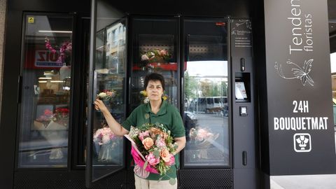 Adriana Colombo, frente a la máquina dispensadora de ramos y plantas de su tienda