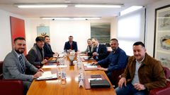 El presidente del Principado de Asturias, Adri�n Barb�n, ha presidido esta tarde�la reuni�n con representantes de la Federaci�n Asturiana de Empresarios (Fade) y los sindicatos UGT y CC.OO. para evaluar las consecuencias de la guerra en Ir�n en el tejido econ�mico y social de la comunidad. Participan tambi�n los consejeros de Hacienda, Justicia y Asuntos Europeos, Guillermo Pel�ez, y de Ciencia, Industria y Empleo, Borja S�nchez y el director de la Oficina Econ�mica de la Presidencia, Jos� Sicre.