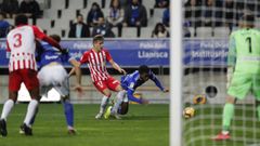 Yoel Barcenas Jose Corpas Real Oviedo Almeria Carlos Tartiere.Yoel B�rcenas cae en una acci�n ante Jos� Corpas en el Real Oviedo - Almer�a