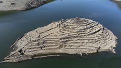 El promontorio sigue emergiendo a medida que baja el nivel del agua, pero todav�a no es accesible por tierra