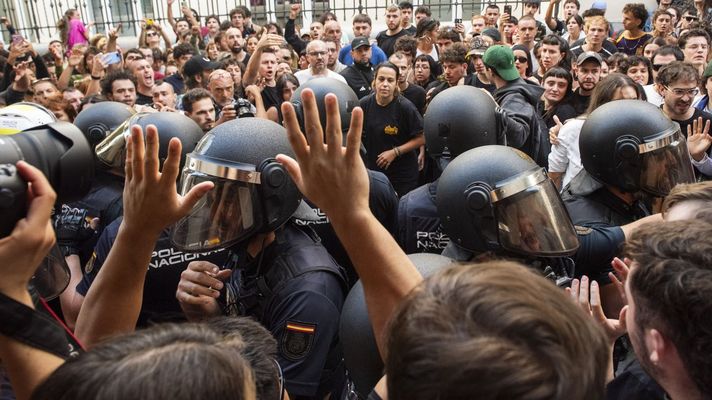 Ayer, cientos de personas paralizaron la ejecuci�n de un desahucio en la calle Navas de Tolosa, en MAdrid 