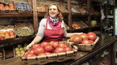 Mercedes Cabanas, en su fruter�a de Mondo�edo