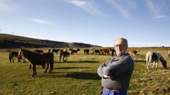 Carlos Mart�nez, besteiro de San Andr�s de Boimente, cos cabalos dos montes de Buio