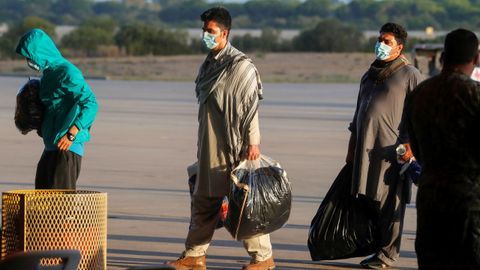 Ciudadanos afganos llegando a la Base Naval de Rota, Espaa