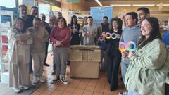Usuarios de Aspanaes en Ferrol con el dise�o que crearon para las bolsas de Gadis.
