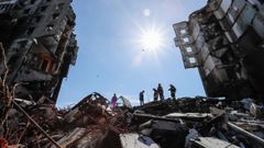 Bomberos buscan v�ctimas entre los escombros en Borodianka, en la periferia de Kiev.