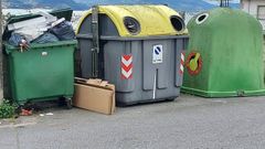 Foto de archivo de contenedores de basura en Poio