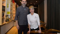 Quique V�zquez y Ana Se�ar�s, responsables de Terreo, restaurante que ha implantando la obligaci�n de aportar una tarjeta para efectuar una reserva en el local