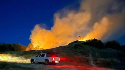 Imagen de un incendio en el entorno de San Pedro de Laro, en Xinzo.