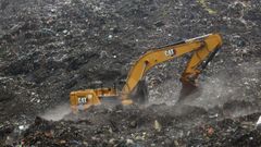 Los equipos de rescate�trabajan en el vertedero�en el que se�registr� el�corrimiento de tierras�en la zona de Dar es Salam, en Conakri