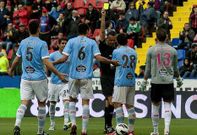 Mu�iz Fern�ndez pit� penalti a Jonny por un agarr�n inexistente.