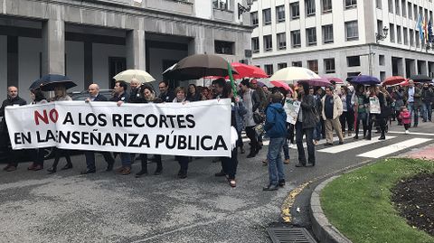 Pancarta con la que los sindicatos docentes escenifican sus exigencias a Educacin, en plaza de Espaa.Pancarta con la que los sindicatos docentes escenifican sus exigencias a Educacin, en plaza de Espaa