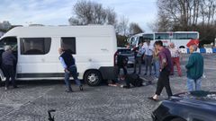El hombre qued� atrapado debajo de la furgoneta