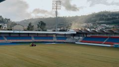 Los operarios de Calfensa completaron la sustituci�n del antiguo c�sped por los nuevos tepes que deben mejorar el campo