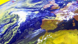 En la imagen del sat�lite ya se puede apreciar la borrasca sobre el Atl�ntico norte que afectar� a Galicia el lunes