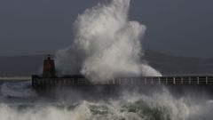 Olas rompiendo en el espig�n del puerto de Corrubedo (foto de archivo)