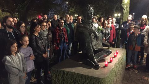 A CORU�A. Concentraci�n ante la estatua de John Lennon en los Jardines de M�ndez N��ez.