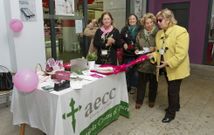 Ana Casais (a la izquierda) con sus colaboradoras en el mercado de Carballo. 