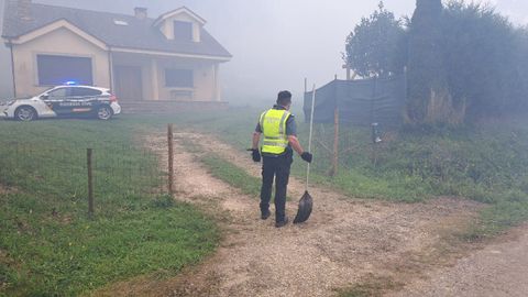 Agentes de la Guardia Civil protegiendo viviendas del incendio en Ribadeo 