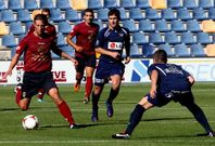 Santi Dom�nguez conduce un bal�n durante el triunfo del Pontevedra sobre el Alondras.