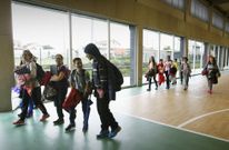 Alumnos del Cabanillas, ayer en el pabell�n, al t�rmino de la clase de Educaci�n F�sica. 