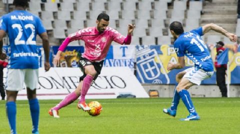 Toch� trata de robar un bal�n ante el Tenerife