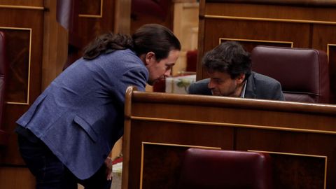 Pablo Iglesias, conversa con el diputado de Unidas Podemos Jaume Asens durante un pleno del Congreso 