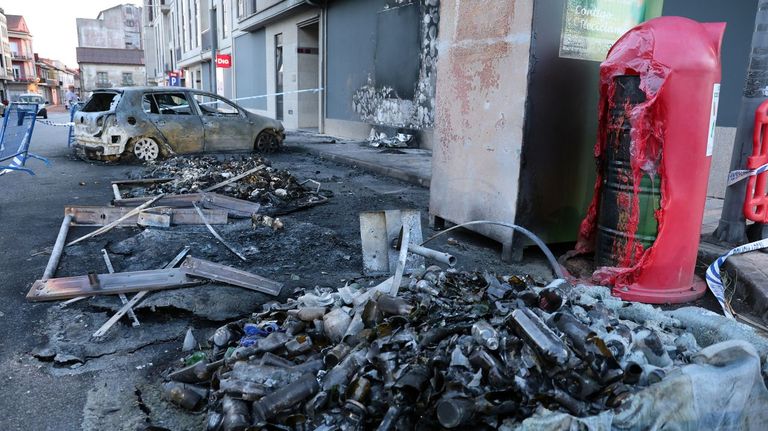 Un incendio en un contenedor calcina un coche y afecta a la fachada de un edificio en Cambados