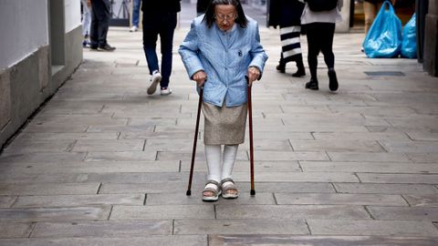 Las personas mayores y con movilidad reducida tienen dificultades para desplazarse por la calle Real y su entorno debido al miedo a tener una cada