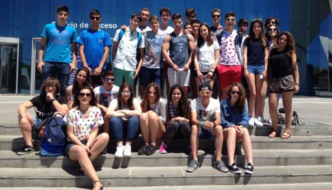 Los alumnos ceenses, frente al Oceanogr�fico de Valencia.