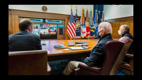 El presidente Joe Biden se re�ne con su equipo de seguridad nacional sobre la crisis entre Rusia y Ucrania en Camp David. 