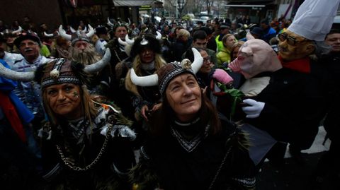 Carnaval 2017. Entroido. Fiesta choqueira en calle de A Torre