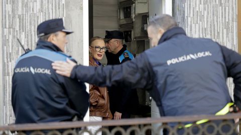 Operativo para desalojar el edificio del 137 de la ronda de Outeiro