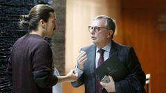 El consejero de Sanidad, Francisco del Busto (d), y el diputado de Podemos Andr�s Fern�ndez Vilanova