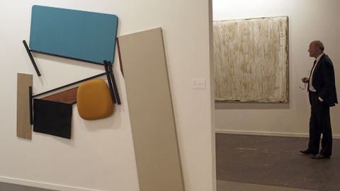 MIREN DOIZ CON UNA OBRA QUE ESTUVO PRESENTE EN LA ÚLTIMA MOSTRA DE ARTE GAS NATURAL FENOSA EN LA GALERÍA MOISÉS PÉREZ DE ALBÉNIZ. AL FONDO UNA OBRA DE JOAN HERNÁNDEZ PIJUAN