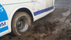 Detalle de una rueda del transporte escolar que qued� atascado en Carballedo