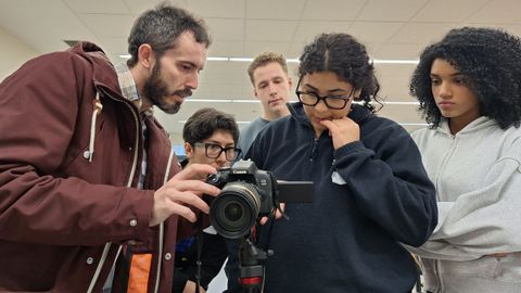 Un grupo de estudiantes del IES O Milladoiro trabajan con un t�cnico de AGARESO.