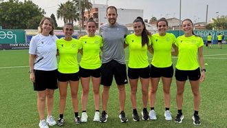 Yolanda Parga, responsable del arbitraje femenino en la RFEF; Iria Rosendo, Bea Cuesta (árbitras de Liga F); Fran Soto (presidente del Comité Técnico de Árbitros), Zulema González, Lorena Novas (árbitras de Liga F) y Eugenia Gil Soriano (árbitra internacional de Liga F y de Primera RFEF masculina)