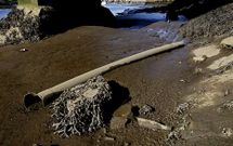 Lodos y restos de basura en el estuario a su paso por las zonas de Culleredo y Cambre.