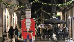 Ambiente festivo en las calles de Vilagarc�a durante la noche del martes