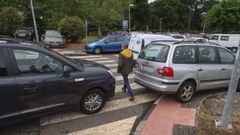 En una imagen de archivo, veh�culos aparcados sobre las aceras y el paso de peatones en el Hospital Cl�nico de Santiago