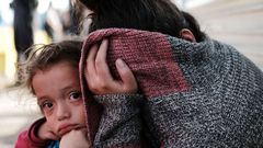 Una ni�a hondure�a y su madre en la frontera con EE.UU.