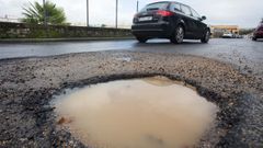 Los baches de la calle Ferm�n Rivera de Lugo
