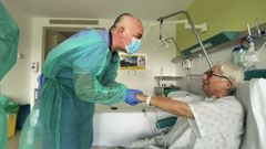 �ngeles con Juan Cort�s, su m�dico de la uci, en una visita sorpresa cuando estaba ingresada en planta